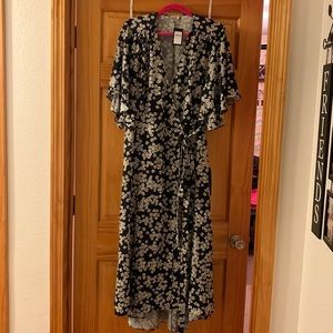 Avenue maxi Vivian wrap. Size 20. Black with flower print. NWT.